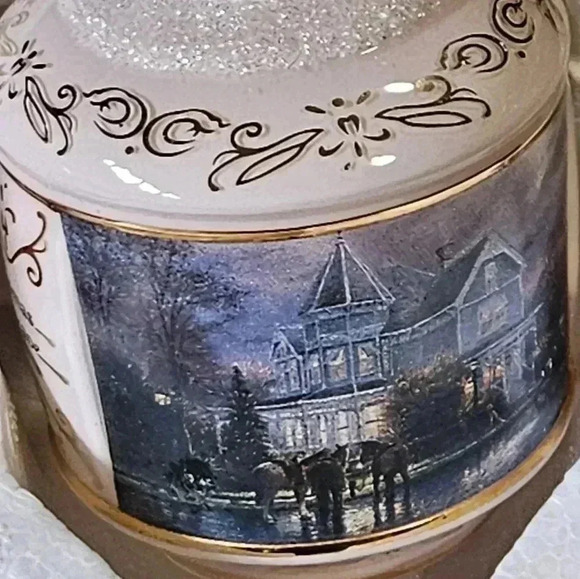 Thomas Kinkade's Moonlight Village "Christmas Memories " - Picture 7 of 10